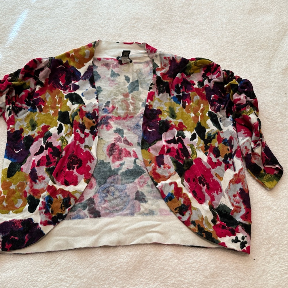 Ladies floral cropped cardigan with rouched sleeves. Size large. New w/o tags